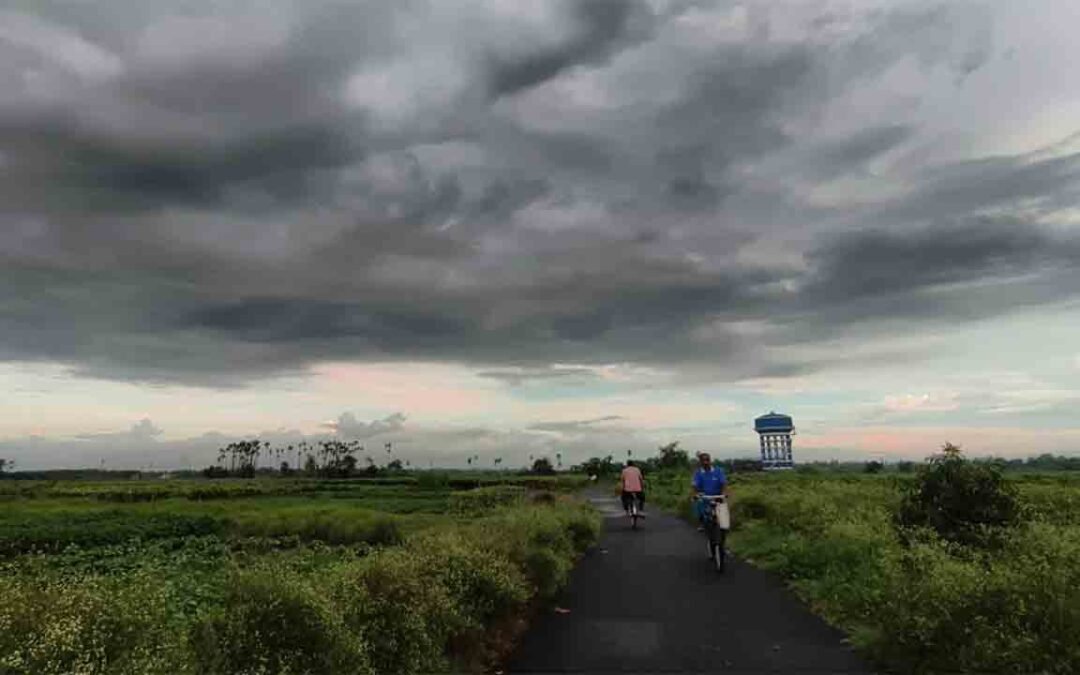দক্ষিণবঙ্গের পাঁচ জেলায় বৃষ্টি ও ঝোড়ো হাওয়ার সতর্কতা, উত্তরবঙ্গে ভারী থেকে অতি ভারী বৃষ্টির পূর্বাভাস