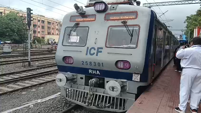 শিয়ালদহ–বারাসাত রুটে চালু হল নতুন এসি লোকাল, খুশি যাত্রীরা